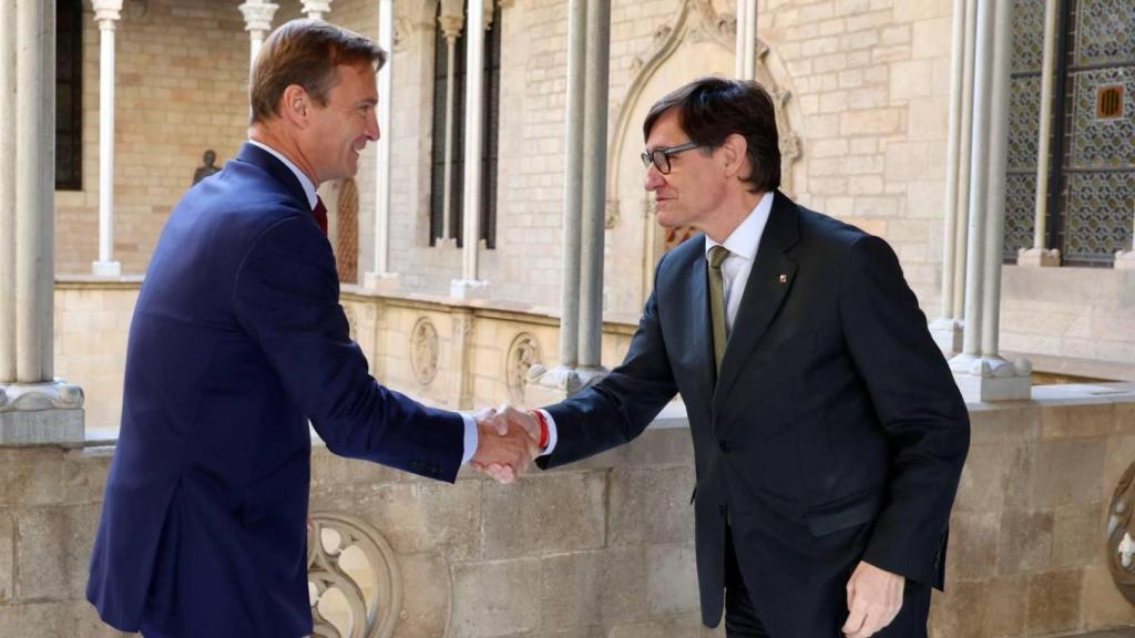 El 'president' Salvador Illa recibe a Meinrad Spenger, consejero delegado de MasOrange, en el Palau de la Generalitat