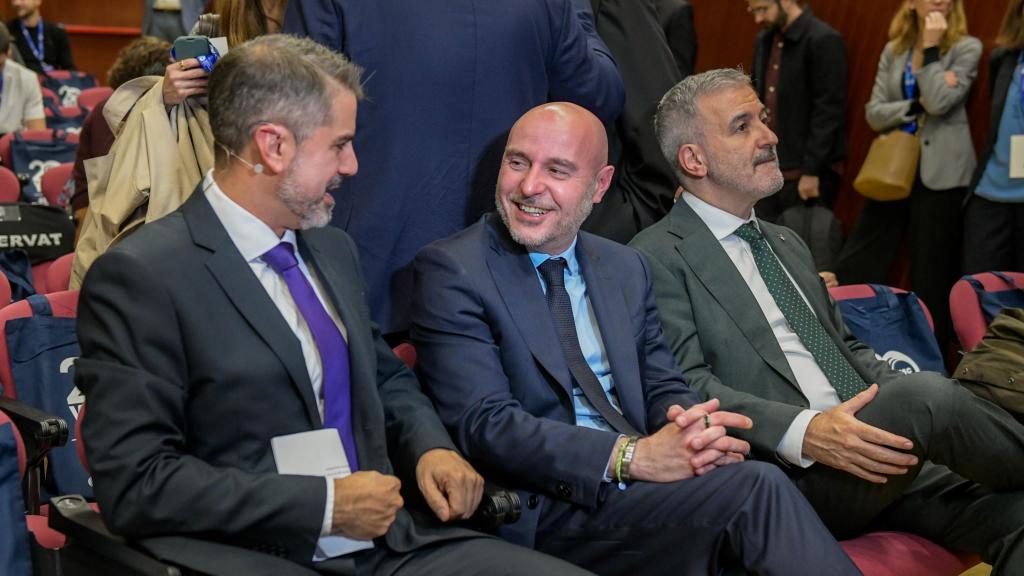 El director asociado del BSC, Cristian Canton, el delegado del Gobierno en Cataluña, Carlos Prieto, y el alcalde de Barcelona, Jaume Collboni, en la celebración del 20º aniversario del centro de investigación