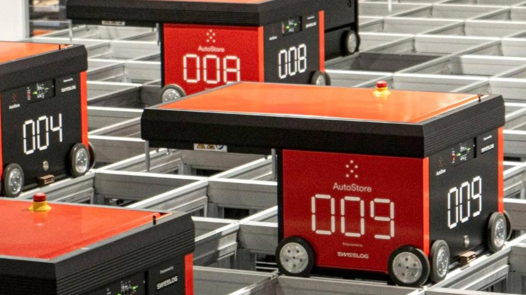 Robots autónomos que forman parte del sistema de almacenamiento y recuperación automatizado AutoStore