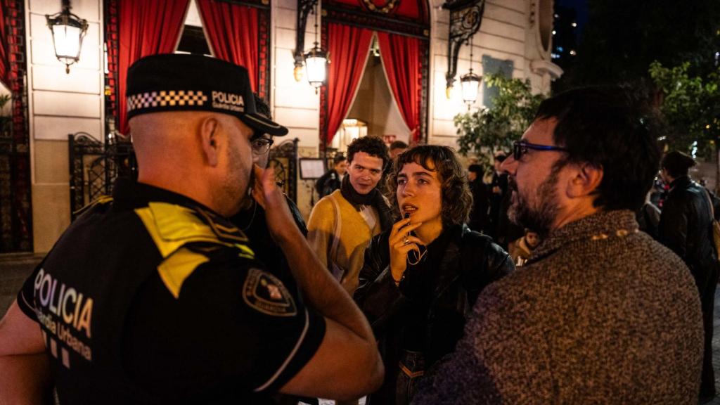 Músicos protestan frente al lujoso Hotel Palace de Barcelona