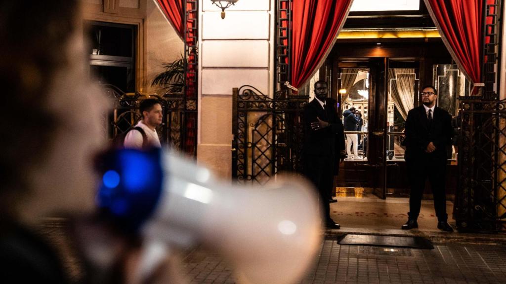 Una mujer grita a la entrada del hotel Palace de Barcelona