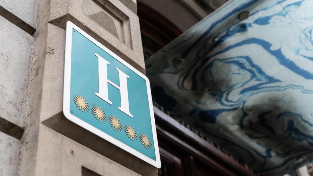 La placa de cinc estrelles de l'hotel Sonder Passeig de Gràcia de Barcelona