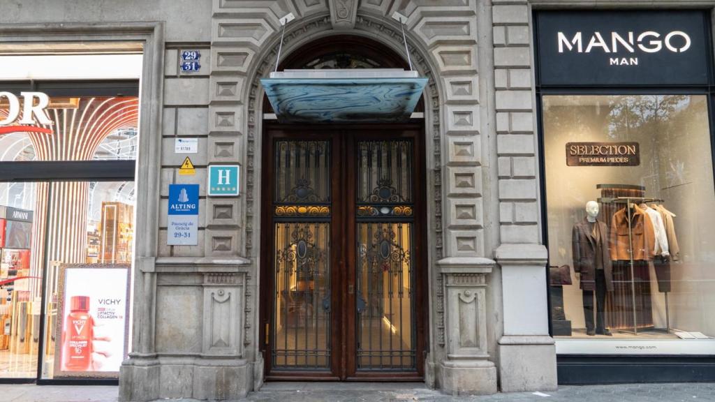 Fachada del hotel Sonder Paseo de Gracia en Barcelona con las puertas cerradas