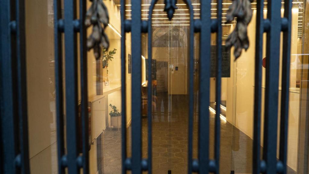 L'hotel Sonder Passeig de Gràcia de Barcelona buit i amb la porta tancada
