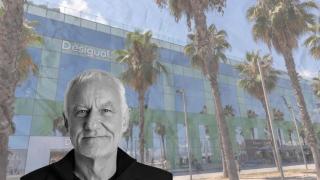 Thomas Meyer, ante el edificio de Desigual en la Barceloneta