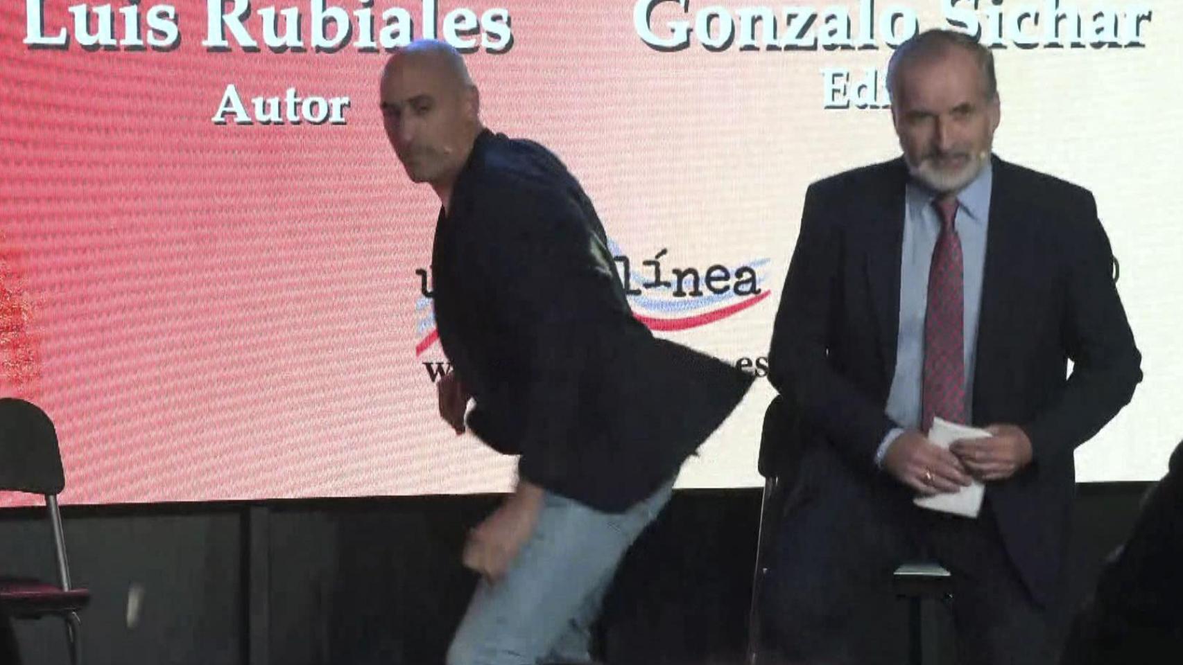 Luis Rubiales recibe el impacto de un huevo lanzado por su tío en la presentación de su libro