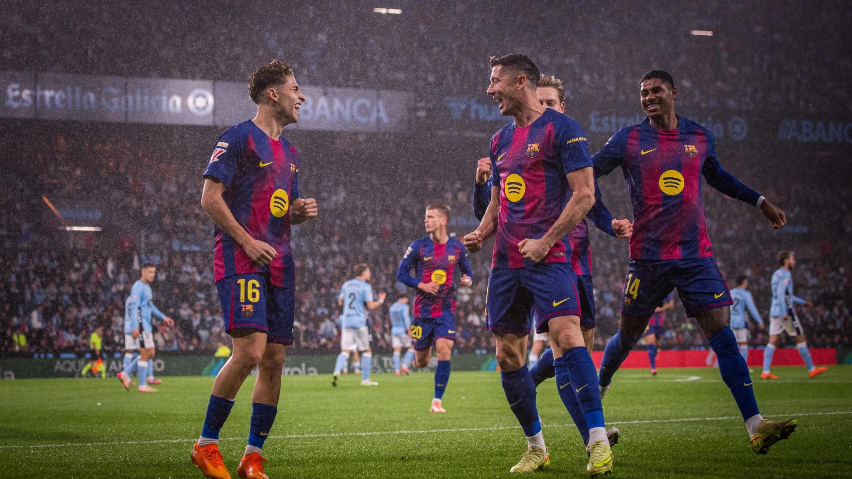 El Barça celebra el tercer gol de Lewandowski al Celta