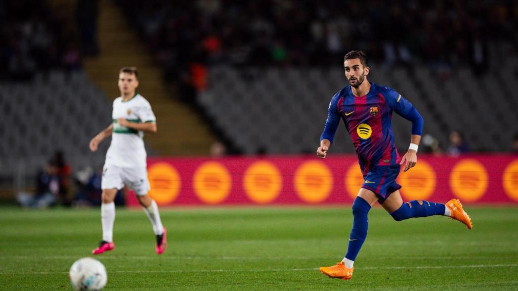 Ferran Torres pressiona una pilota durant el Barça-Elx