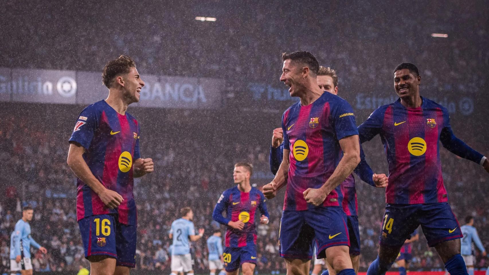 El Barça celebra el tercer gol de Lewandowski al Celta