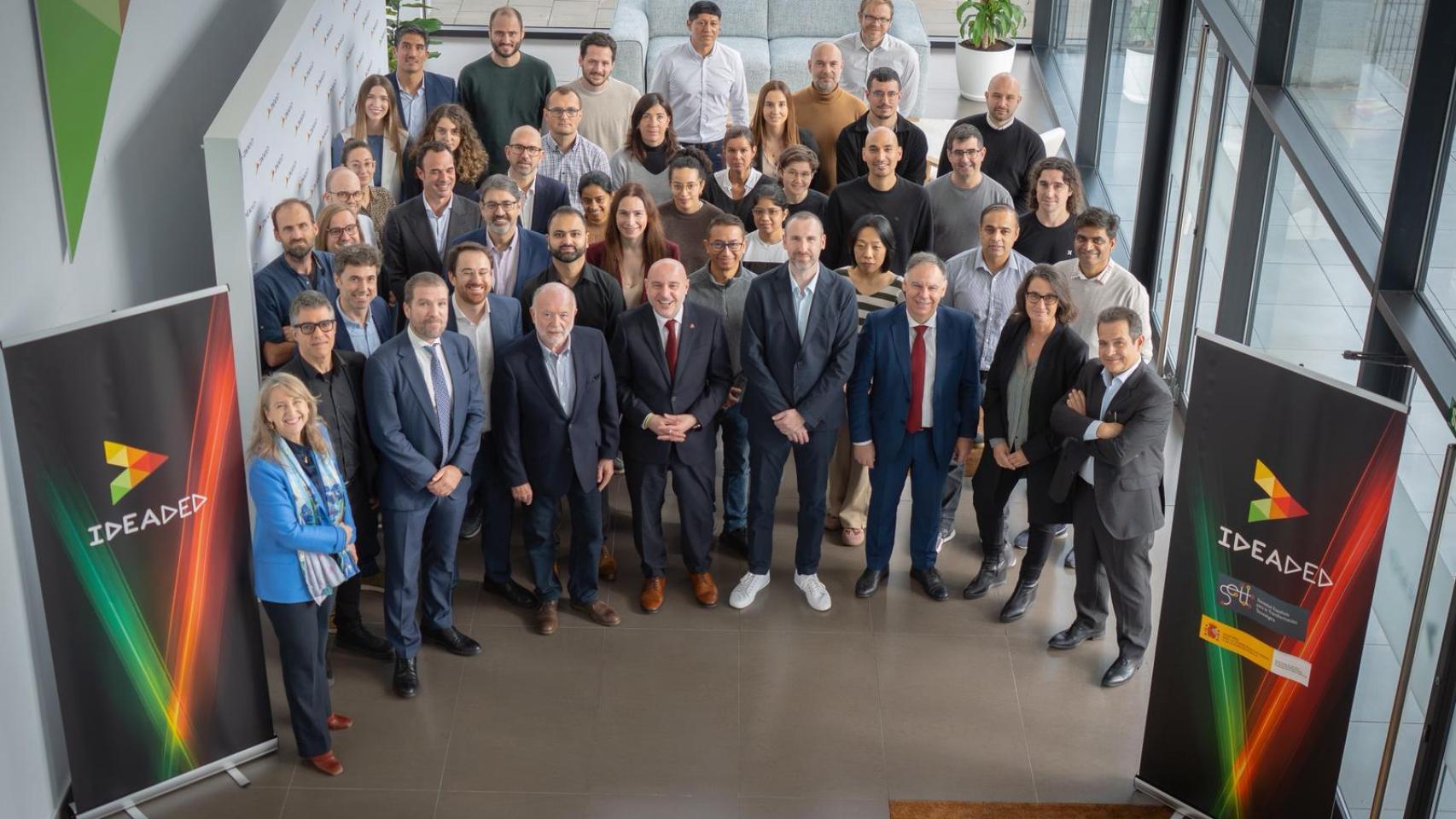 Carlos Prieto, delegado del Gobierno, y Javier Ponce, director general de la Sociedad Española para la Transformación Tecnológica (SETT), en la firma de una inversión de 9,5 millones de euros por parte del Ejecutivo a Ideaded, en su sede en Viladecans (Barcelona)