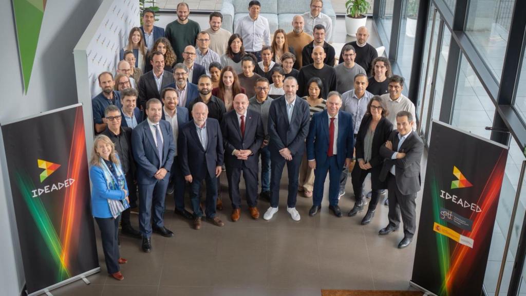 Carlos Prieto, delegado del Gobierno, y Javier Ponce, director general de la Sociedad Española para la Transformación Tecnológica (SETT), en la firma de una inversión de 9,5 millones de euros por parte del Ejecutivo a Ideaded, en su sede en Viladecans (Barcelona)