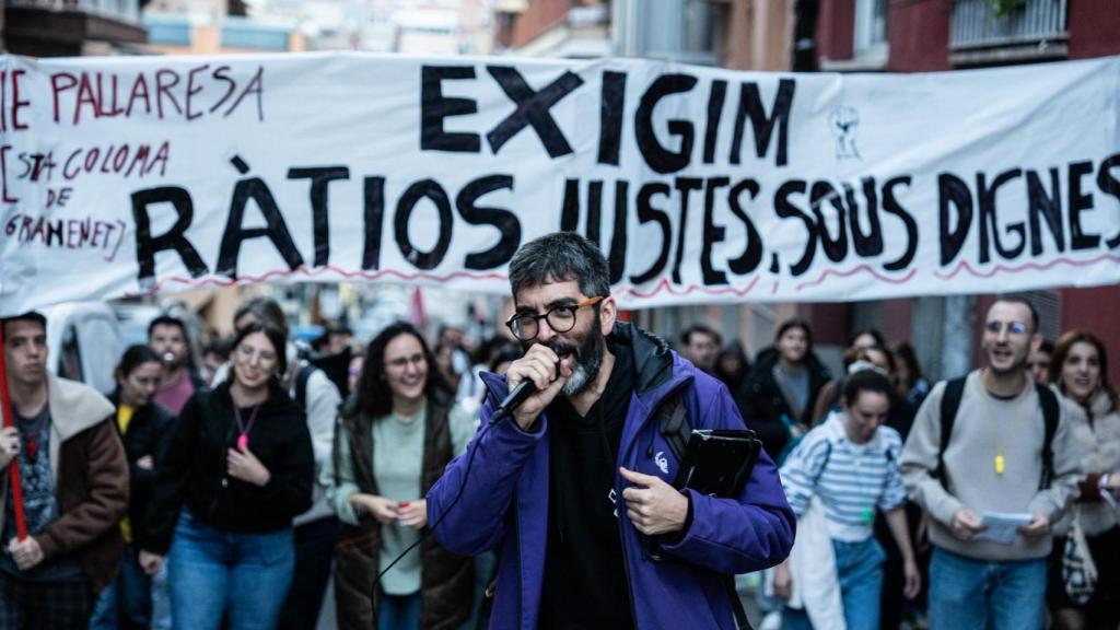 Portavoz de la asamblea delante de los manifestantes en Santa Coloma de Gramenet