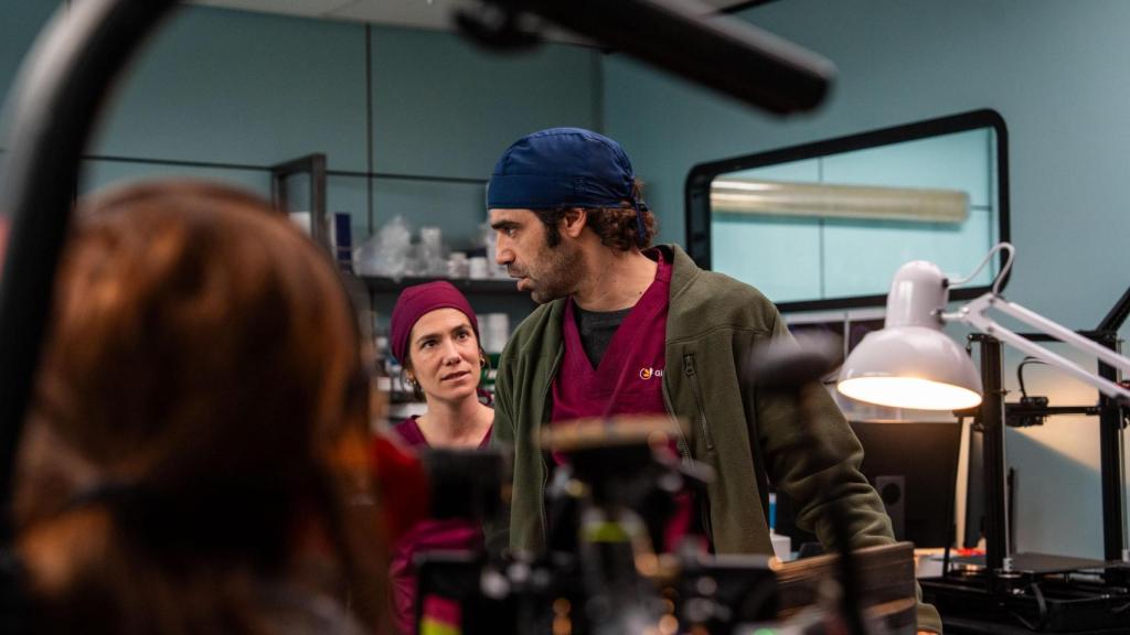 David Verdaguer y Bruna Cusí en el rodaje de la serie catalana 'In Vitro'