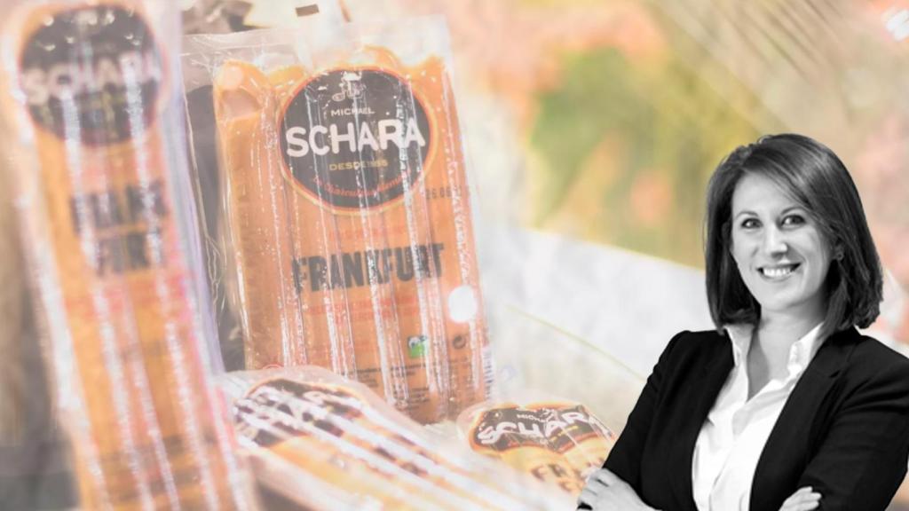 Sabine Schara con unas salchichas de la marca homónima de fondo