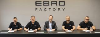 El presidente de Ebro Ev Motors, Rafael Ruiz, y sindicalistas firman el cumplimiento de la contratación de los antiguos empleados de Nissan