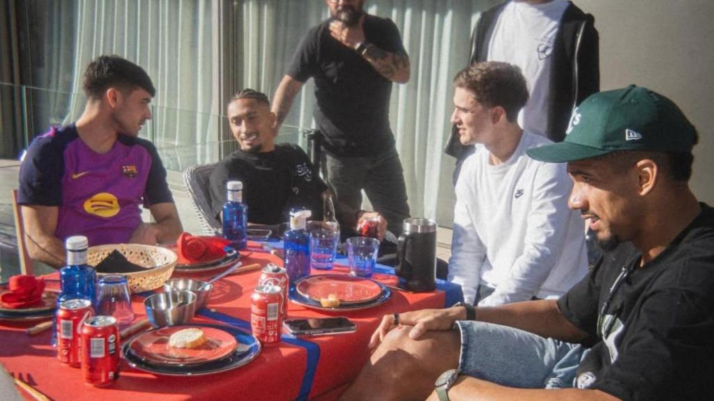 Ronald Araujo organiza un asado con la plantilla del Barça en la antigua casa de Iniesta