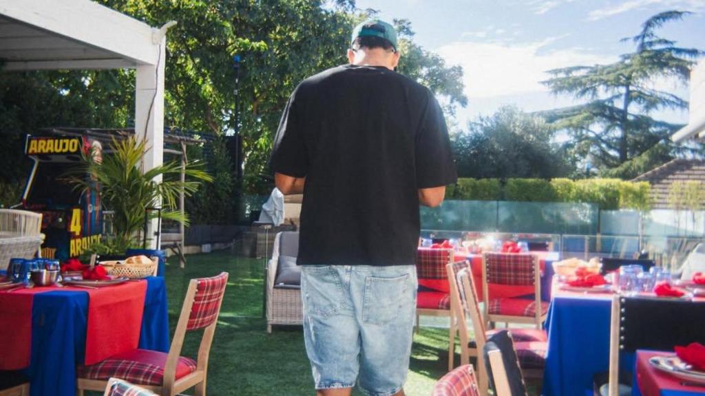 Ronald Araujo organiza un asado con la plantilla del Barça en la antigua casa de Iniesta