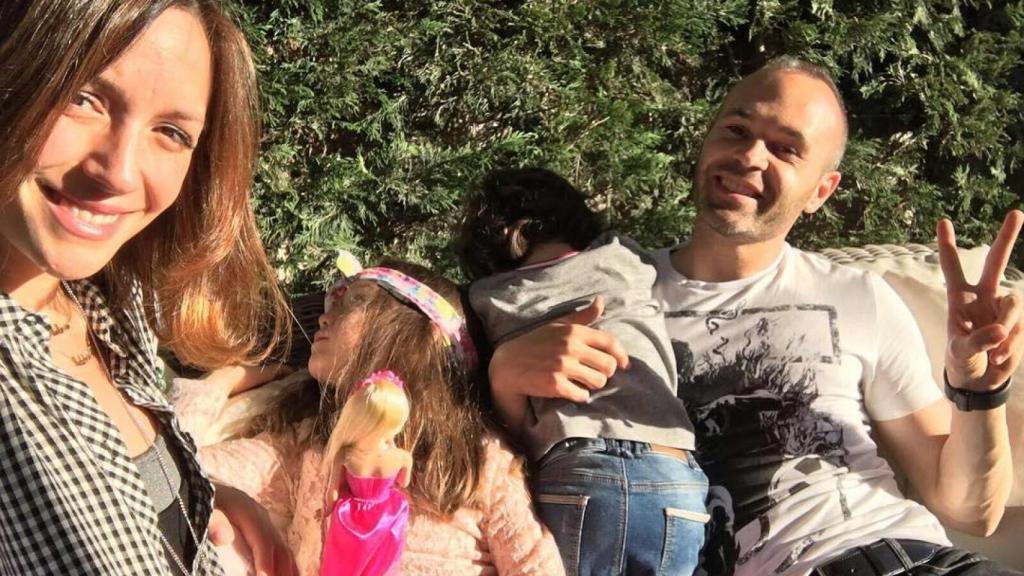 Andrés Iniesta junto a su familia en Barcelona
