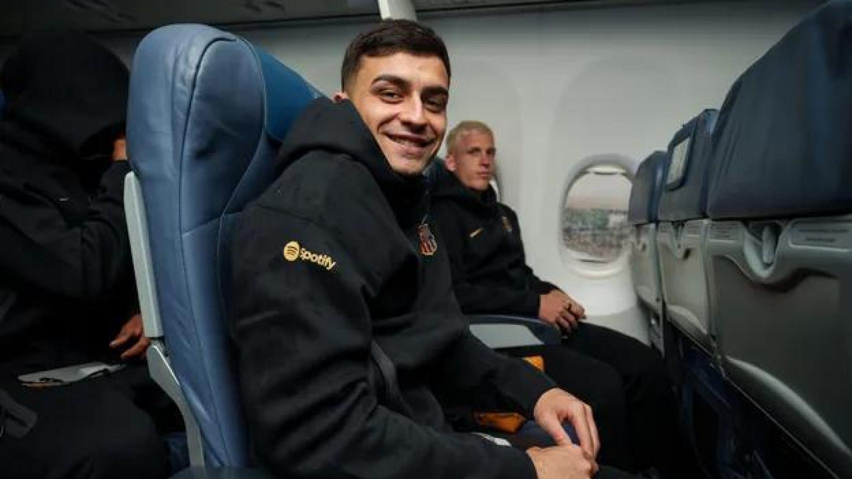 Pedri y Dani Olmo en un vuelo del Barça