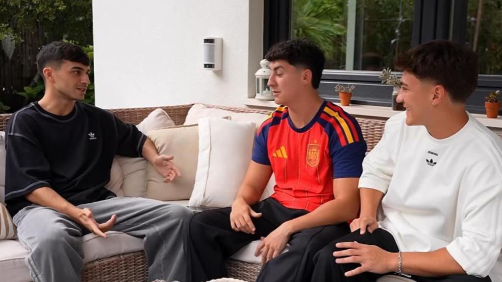 Pedri charla con los hermanos Buyer