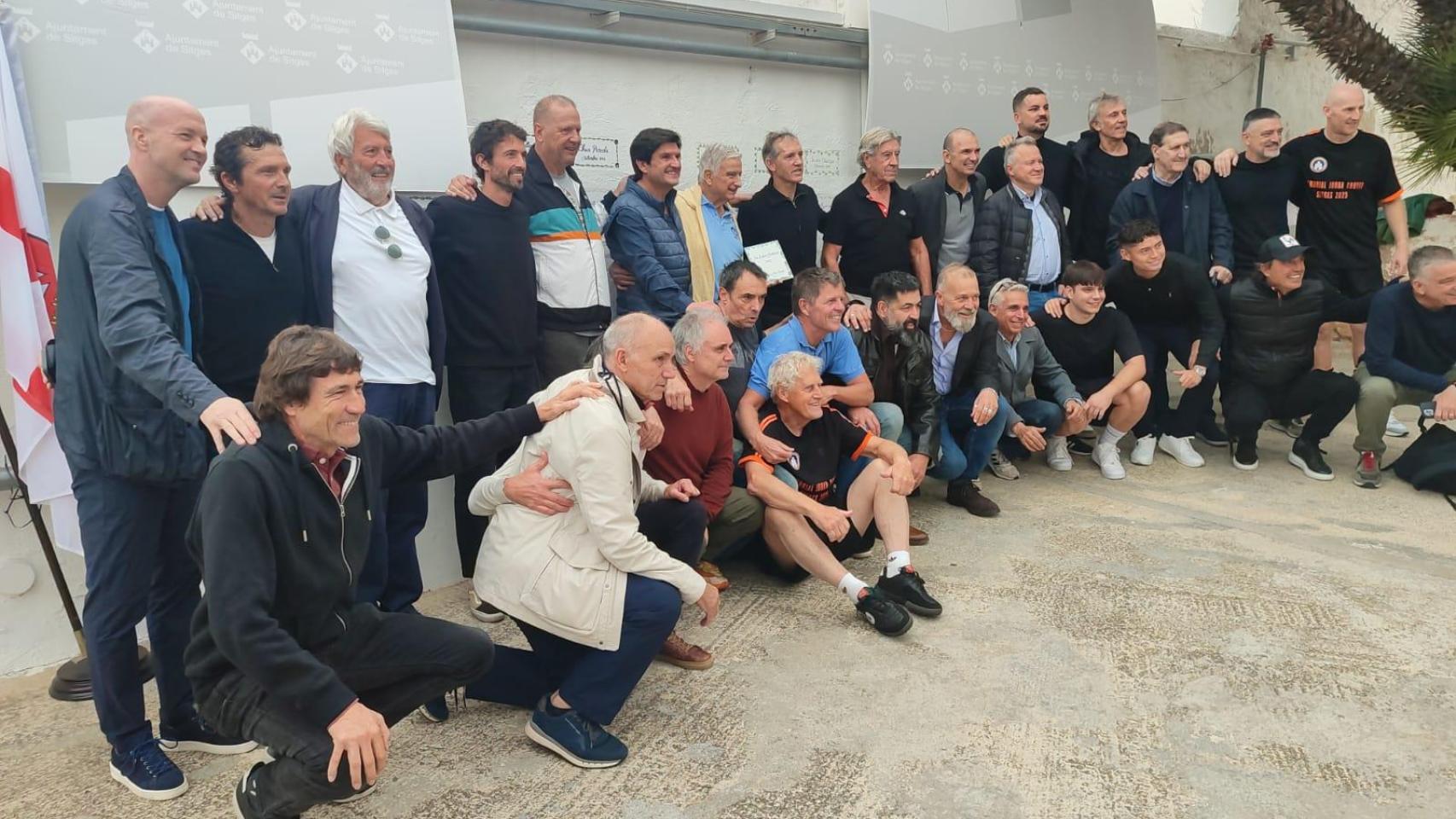Jordi Cruyff, Guillermo Amor, Julio Salinas, García Pimienta y el resto de participantes en el II Memorial Johan Cruyff posan con Jon Andoni Goikoetxea, homenajeado en Sitges