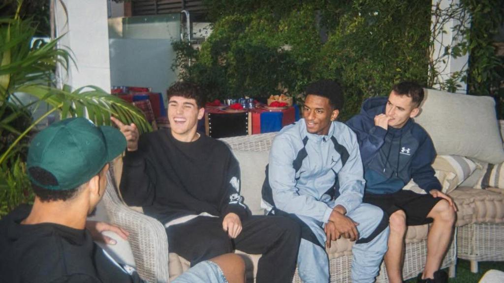 Ronald Araujo organitza una barbacoa amb la plantilla del Barça a l'antiga casa d'Iniesta