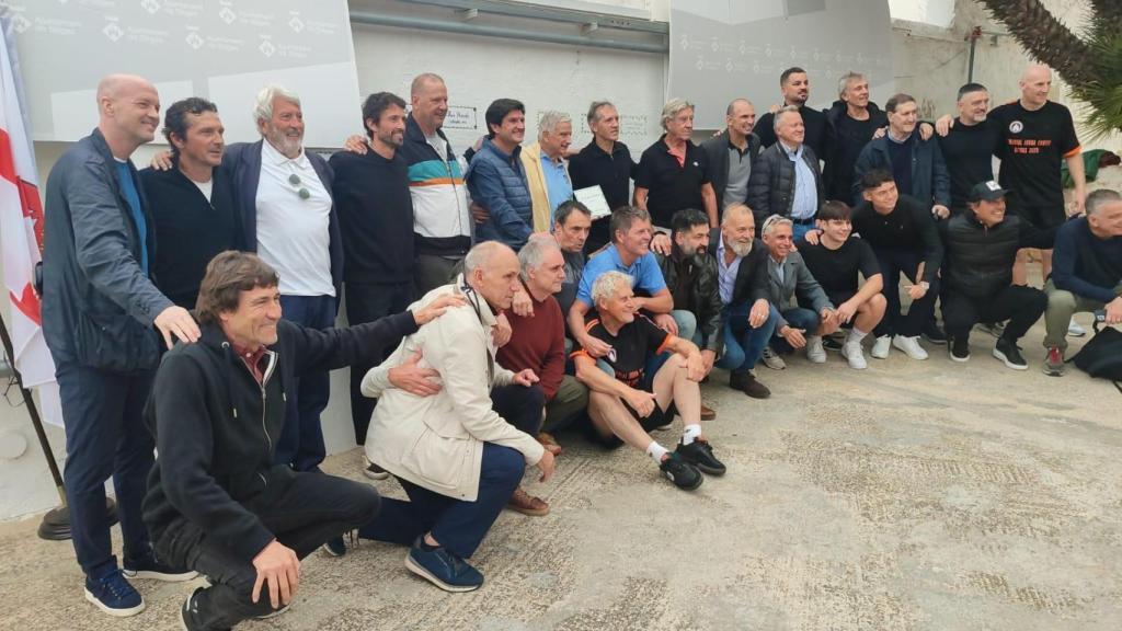 Jordi Cruyff, Guillermo Amor, Julio Salinas, García Pimienta y el resto de participantes en el II Memorial Johan Cruyff posan con Jon Andoni Goikoetxea, homenajeado en Sitges