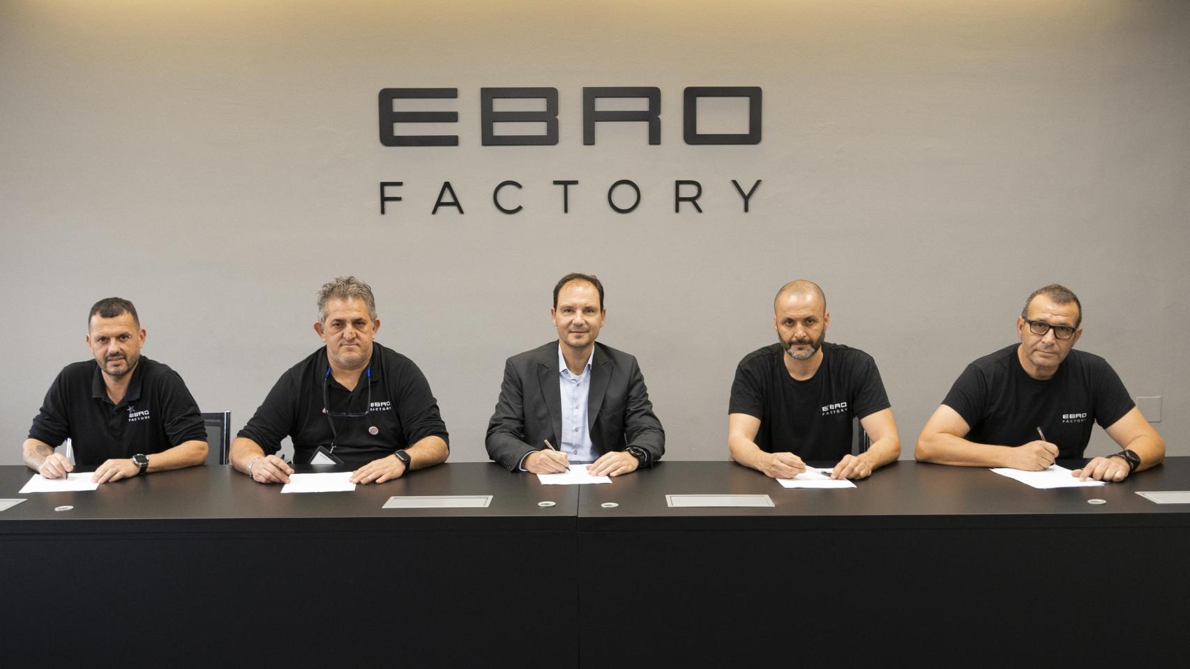 El presidente de Ebro Ev Motors, Rafael Ruiz, y sindicalistas firman el cumplimiento de la contratación de los antiguos empleados de Nissan