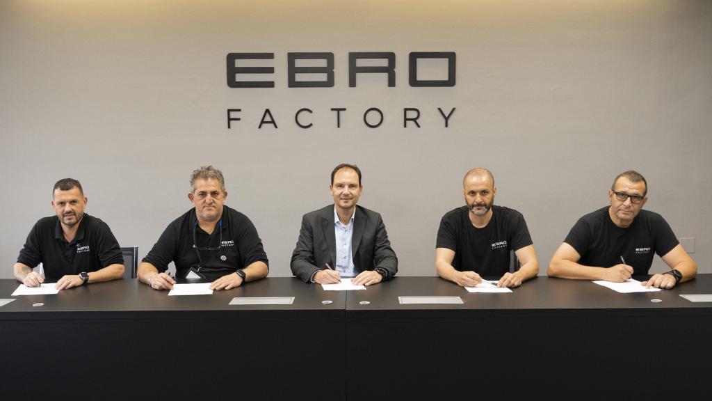 El presidente de Ebro Ev Motors, Rafael Ruiz, y sindicalistas firman el cumplimiento de la contratación de los antiguos empleados de Nissan