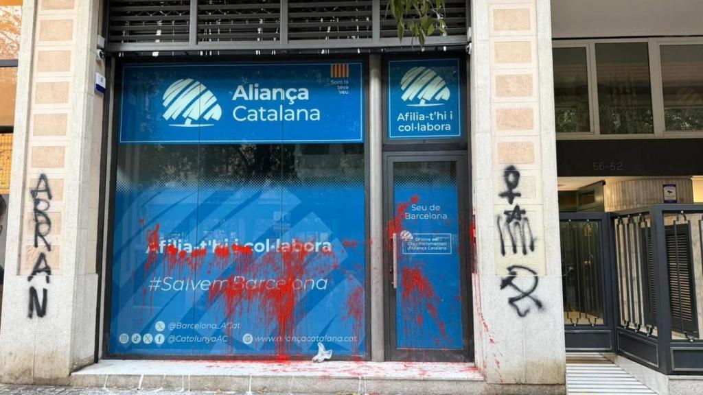 Sede de Aliança Catalana en la calle Villarroel de Barcelona, vandalizada