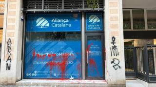 Sede de Aliança Catalana en la calle Villarroel de Barcelona, vandalizada