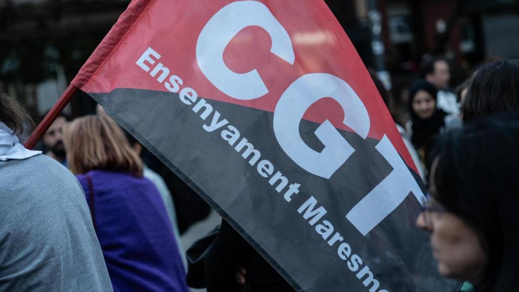 Bandera de la CGT durant la manifestació de Santa Coloma de Gramenet
