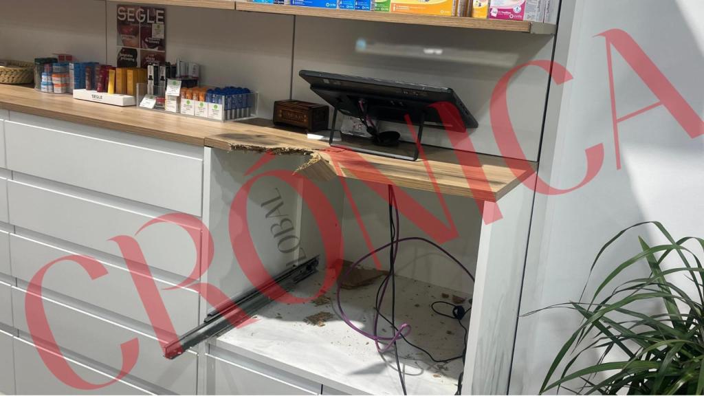 Imagen de cómo ha quedado el hueco de la caja registradora, después de que la arrancaran