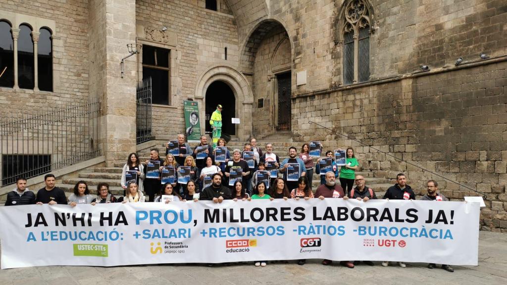 Los sindicatos docentes USTEC, Professors de Secundària, CCOO, CGT y UGT en la plaza del Rei, antes de la marcha del 15N