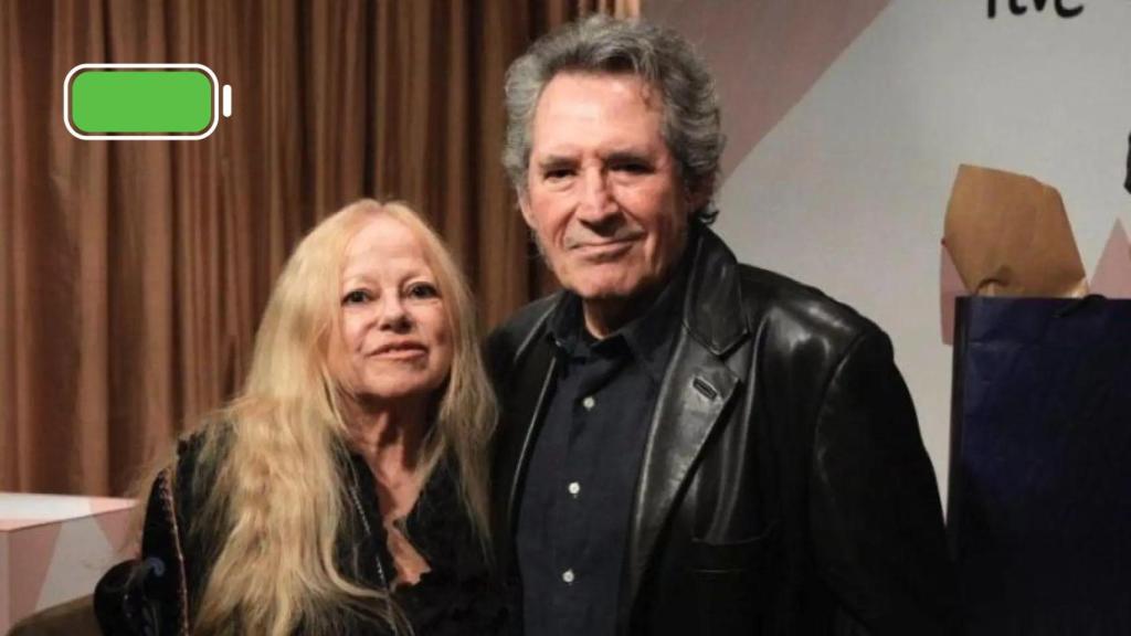 Bertha M. Yebra y Miguel Ríos, en la entrega del premio