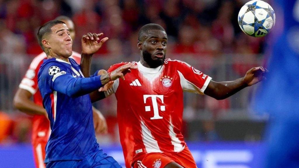 Dayot Upamecano lluita per la pilota amb Enzo Fernández en un partit de la Champions League