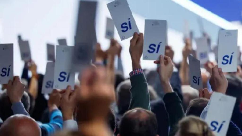 Els socis del Reial Madrid voten en una assemblea general ordinària