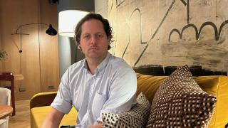 Vicent Bevin, autor de 'Si ardemos', con 'Letra Global', en la entrevista en el Hotel Reginaganizaciones del siglo XX han sido destruidas, la gente está sola