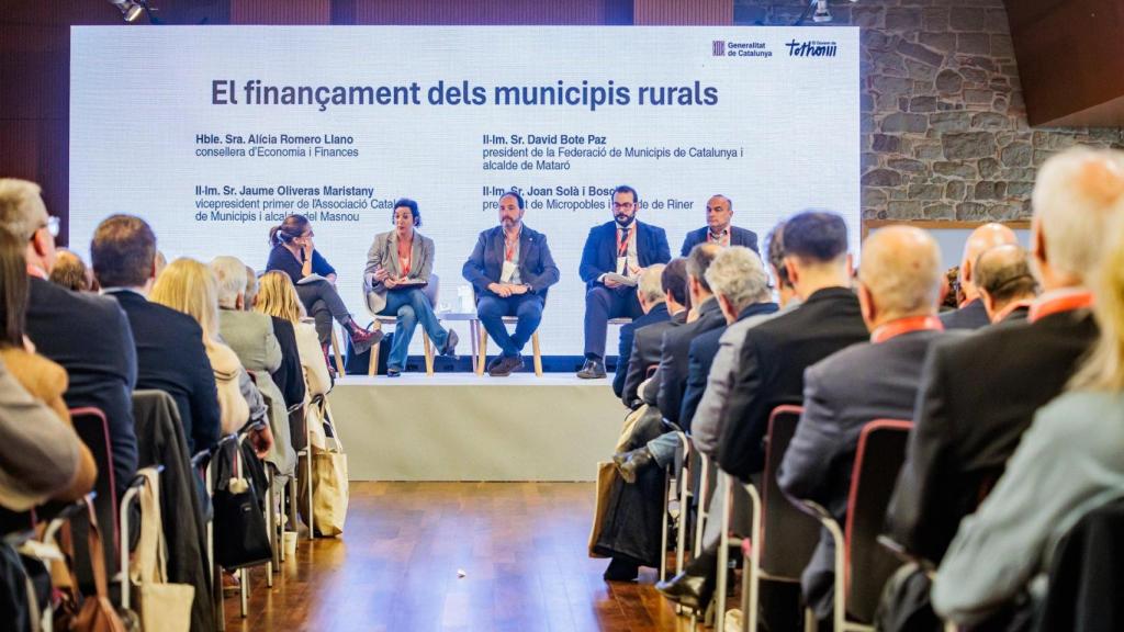 Alícia Romero, 'consellera' de Economia i Hisenda, en su mesa redonda en la primera Trobada de Municipis Rurals, en Món Sant Benet, comarca del Bages (Barcelona)
