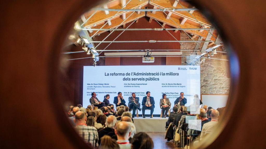 Una de las mesas redondas de la primera Trobada de Municipis Rurals del Govern