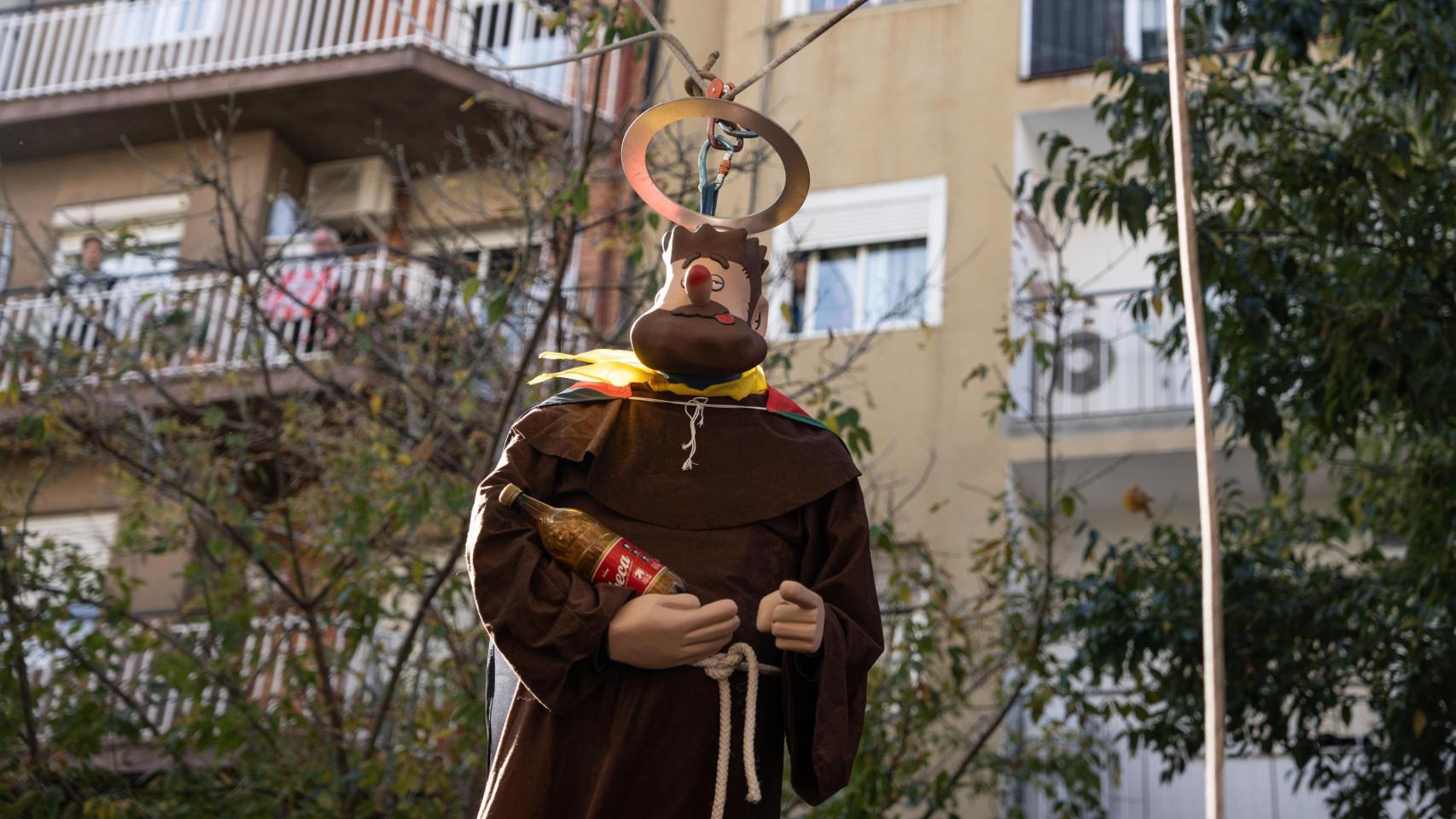 San Xibeco cruza la plaza del barrio de La Prosperitat