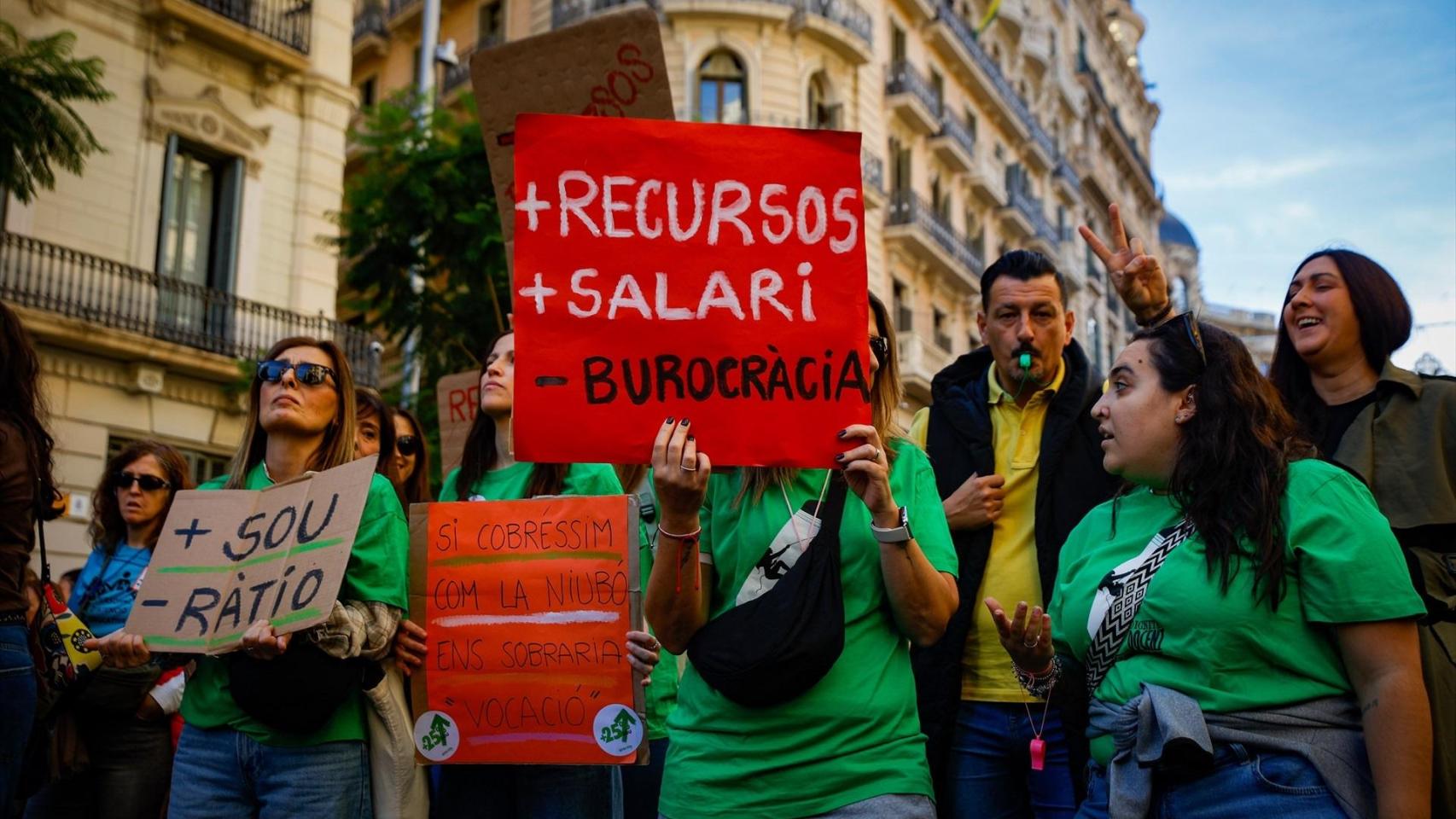 Más de 30.000 docentes gritan en la calle: No se puede confundir vocación con explotación
