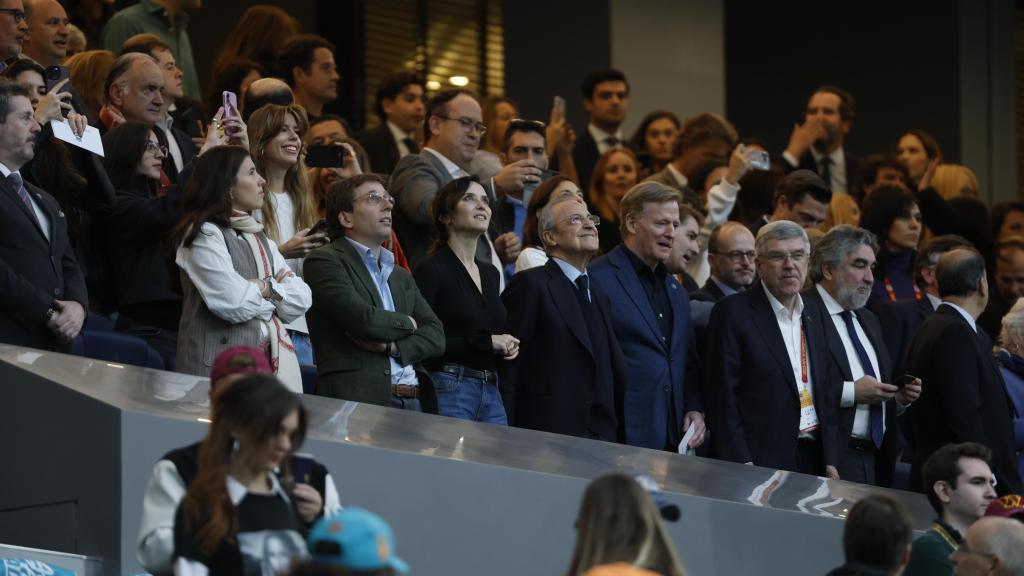 Florentino Pérez, Isabel Díaz Ayuso y Martínez-Almeida en el palco del Santiago Bernabéu durante un partido de la NFL