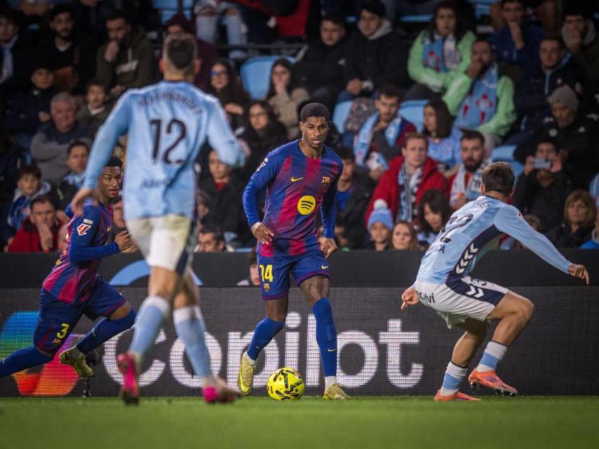 Marcus Rashford encarant un jugador en el Celta-Barça de Lliga
