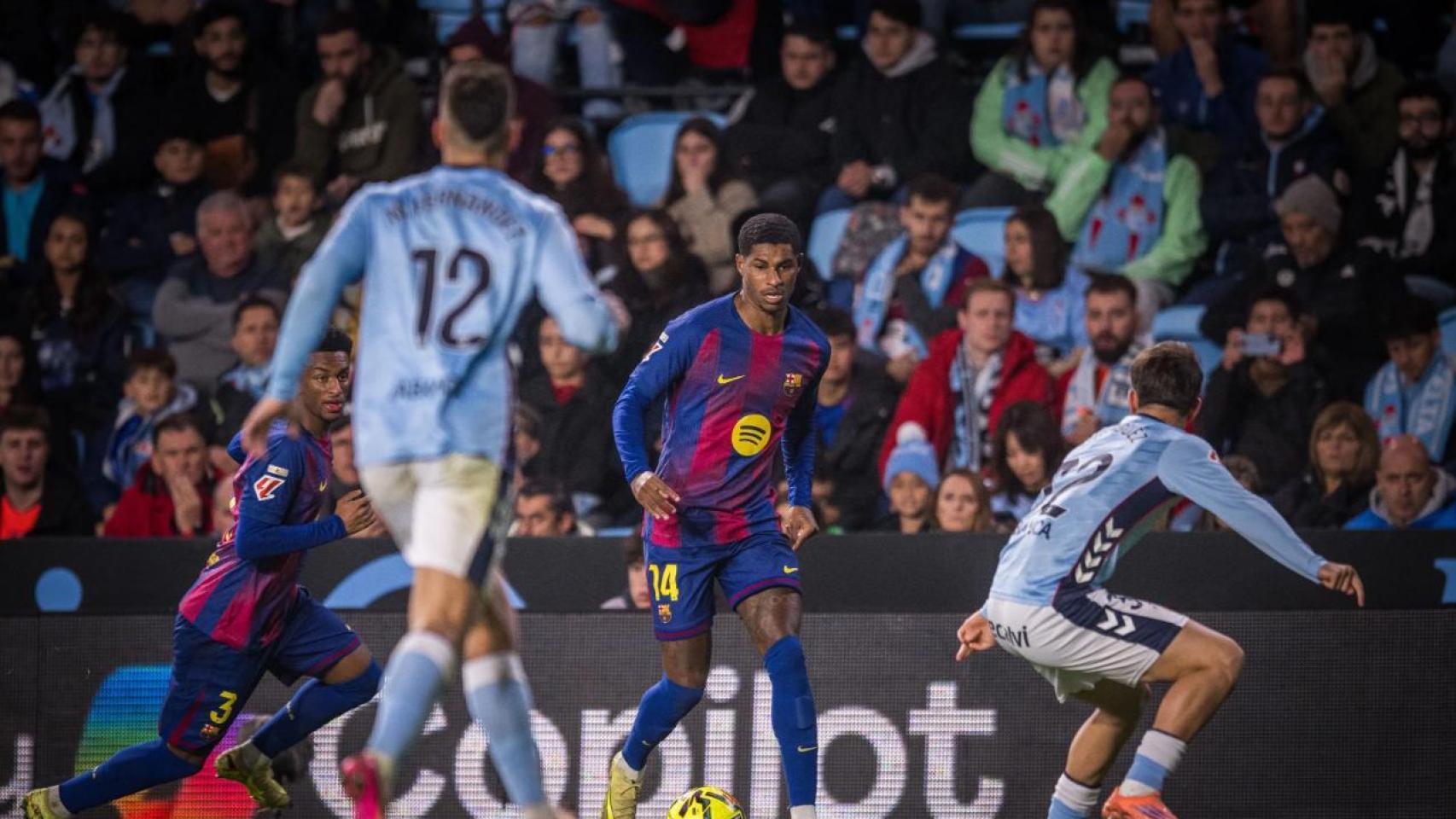 Marcus Rashford encara a un jugador en el Celta-Barça de Liga