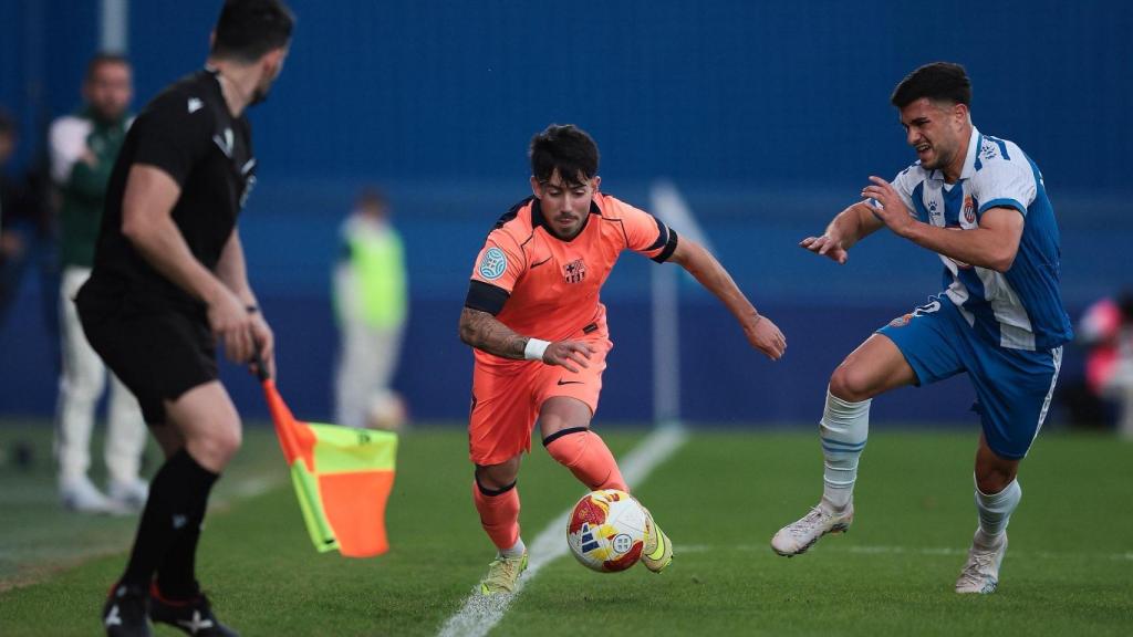 Dani Rodríguez desborda por banda en el derbi Espanyol B-Barça B