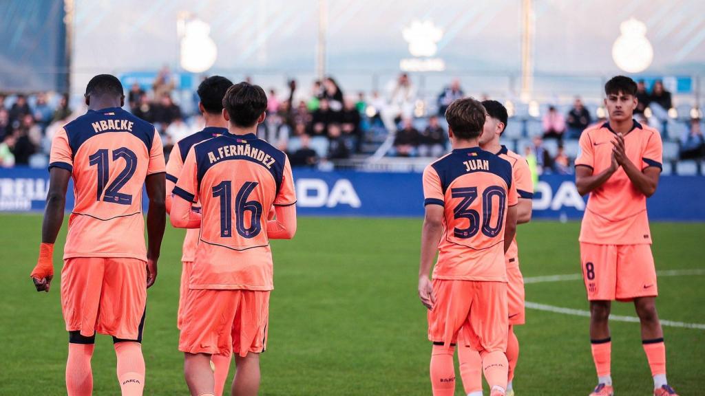 Los jugadores del Barça B, durante la derrota en el derbi contra el filial del Espanyol