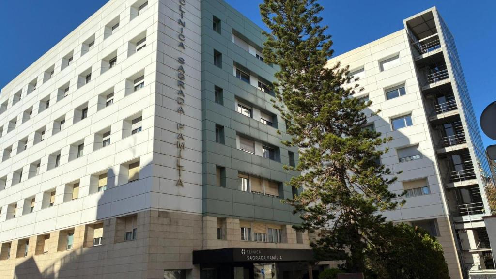 Clínica Sagrada Familia, donde ha ingresado Jordi Pujol, justo delante de su domicilio