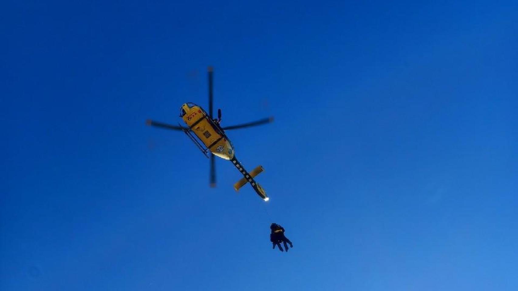Un helicóptero de rescate de los Bombers