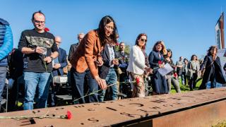 Núria Parlon, en la ofrenda floral a las víctimas de accidentes de tráfico